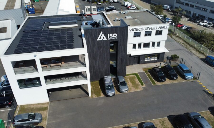 Siège social ISO Sécurité à Orvault équipé de panneaux photovoltaïques pour l’autoconsommation énergétique et la réduction de l’empreinte carbone.